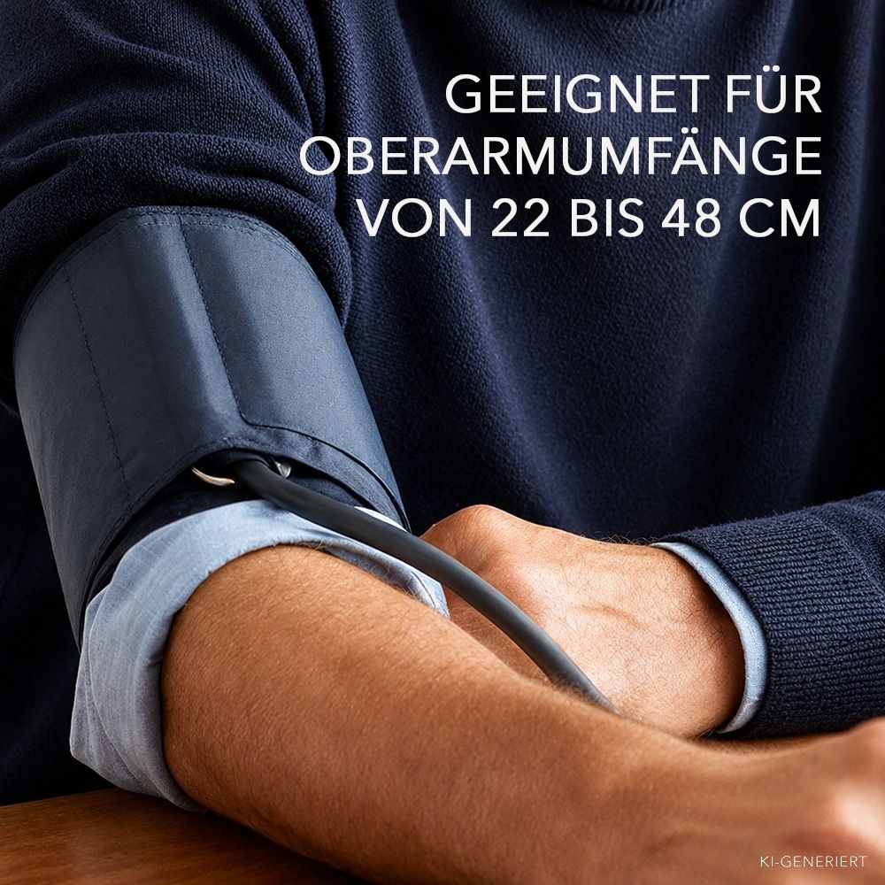 Manschette an einem Oberarm angelegt. Geeignet für Umfänge von 22 bis 48 cm. Text: Geeignet für Oberarmumfänge von 22 bis 48 cm.
