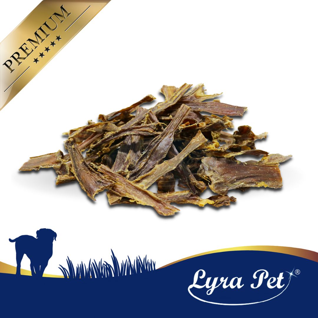 Haufen von Lyra Pet Pferdeschlund. Braune, getrocknete Streifen. Logo und Premium-Label.
