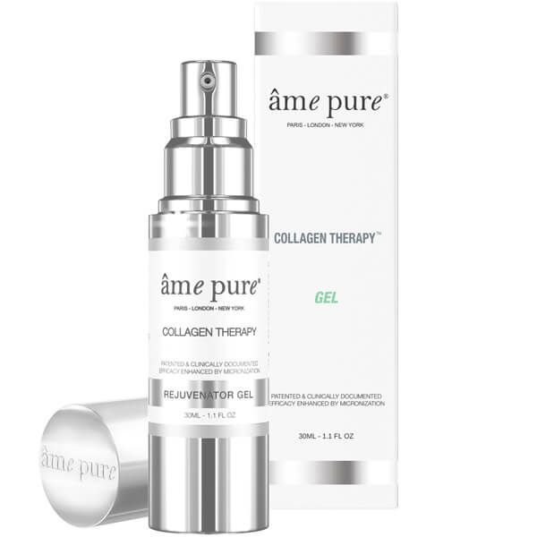 Zilveren fles met spraykop en witte tekst. Daarnaast een witte verpakking met tekst. Productnaam: âme pure Collagen Therapy Gel.
