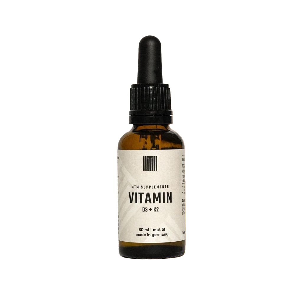 Braunglasflasche mit Tropfer. Aufschrift: Vitamin D3 + K2. MTM Supplements.