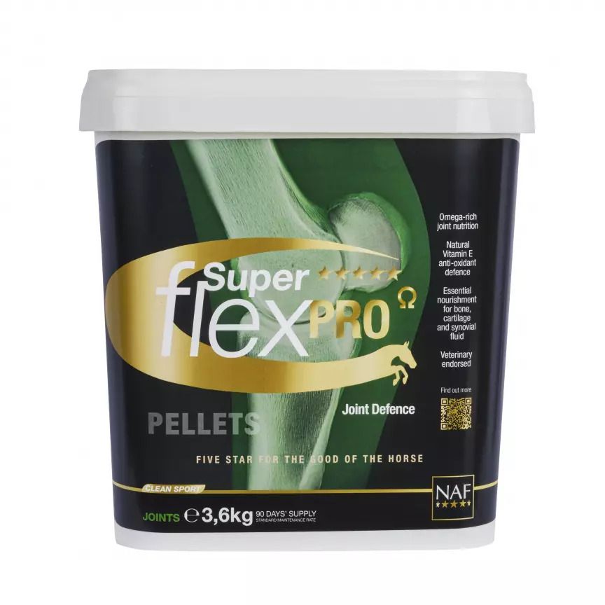 Schwarzer Eimer mit goldfarbenem Logo. Aufschrift: Super Flex Pro Pellets. Enthält Omega-3, Vitamin E. Für Gelenke. Veterinär empfohlen.