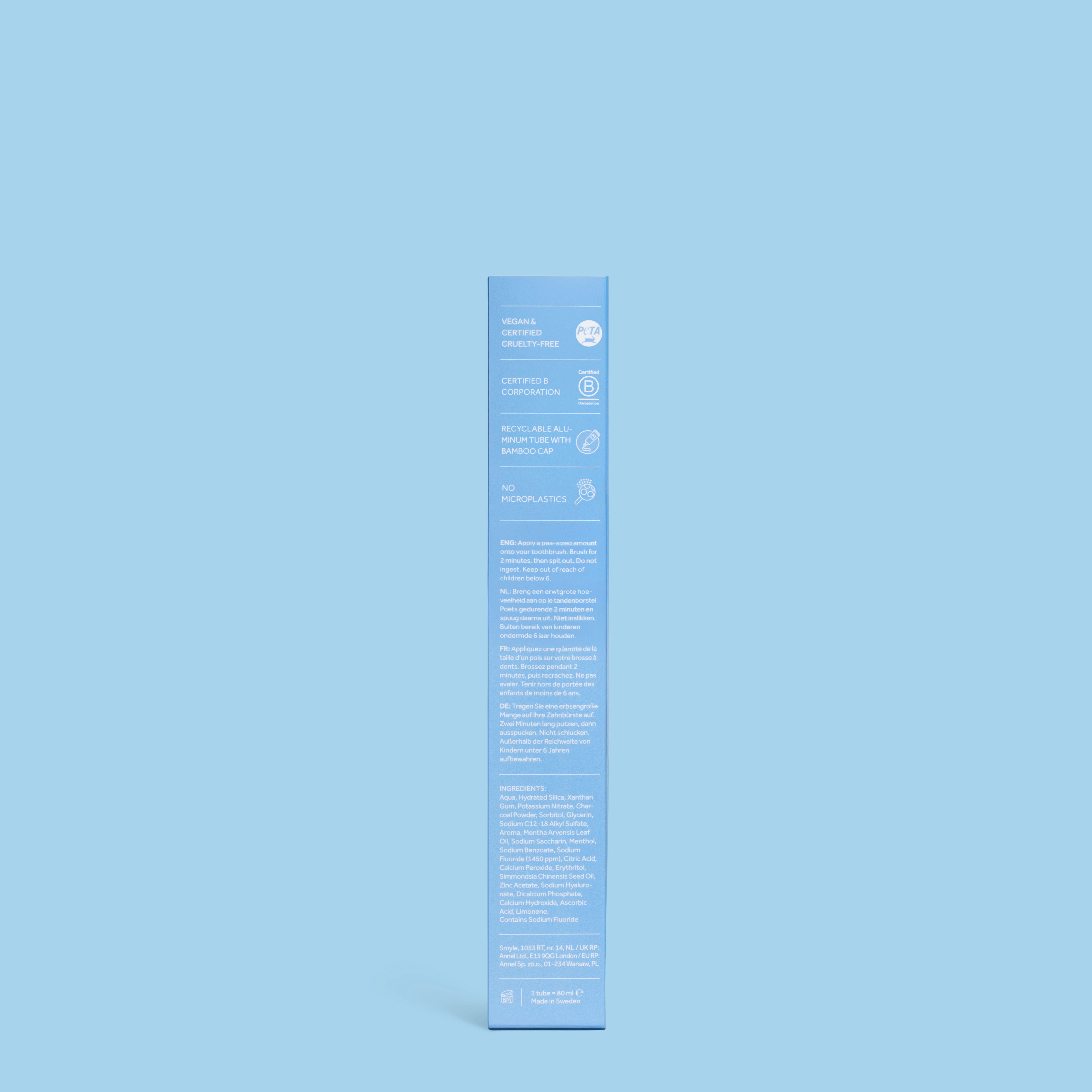 Hellblaue Verpackung mit Text. Enthält Informationen über Inhaltsstoffe und Zertifizierungen.