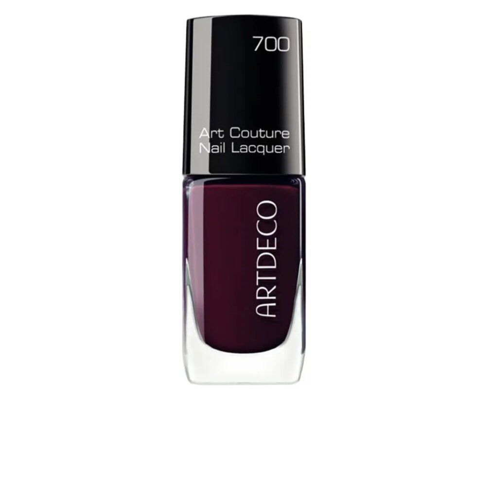 Artdeco Art Couture Nagellack, Flasche mit schwarzem Deckel, Aufschrift und Nagellack in Burgunderrot. Auf weißem Hintergrund.