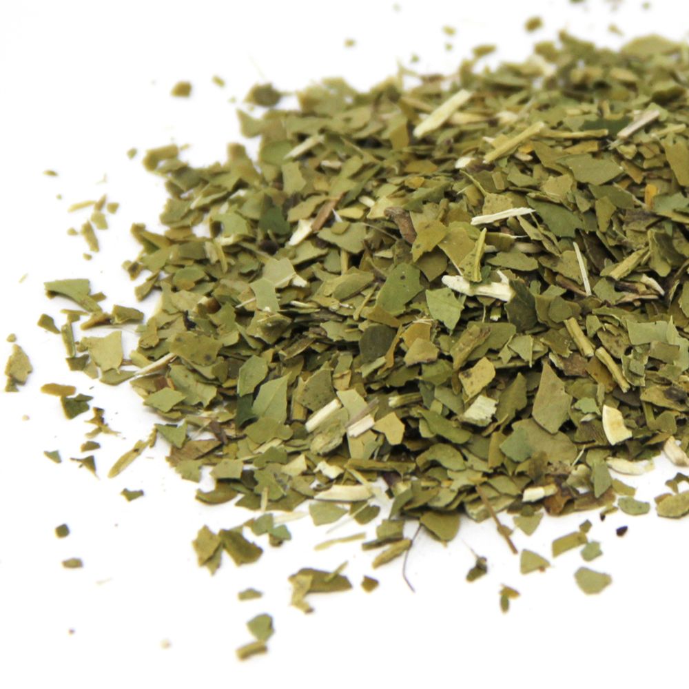 Nahaufnahme von getrockneten Mate-Blättern. Grüne Blätter, ungeröstet, auf weißem Hintergrund.