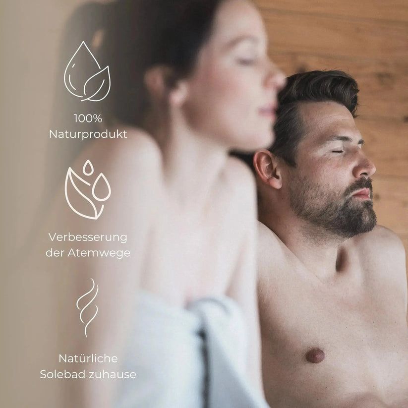 Paar in Sauna. Text: 100% Naturprodukt, Verbesserung der Atemwege, Natürliche Solebad zuhause.