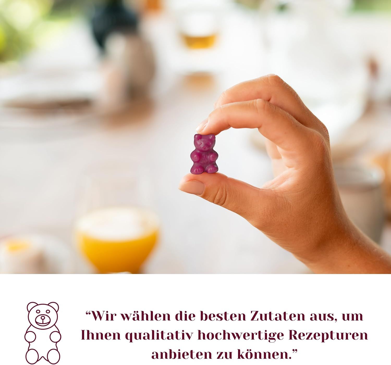 Hand hält ein rotes Gummibärchen. Text: Wir wählen die besten Zutaten aus, um Ihnen qualitativ hochwertige Rezepturen anbieten zu können.