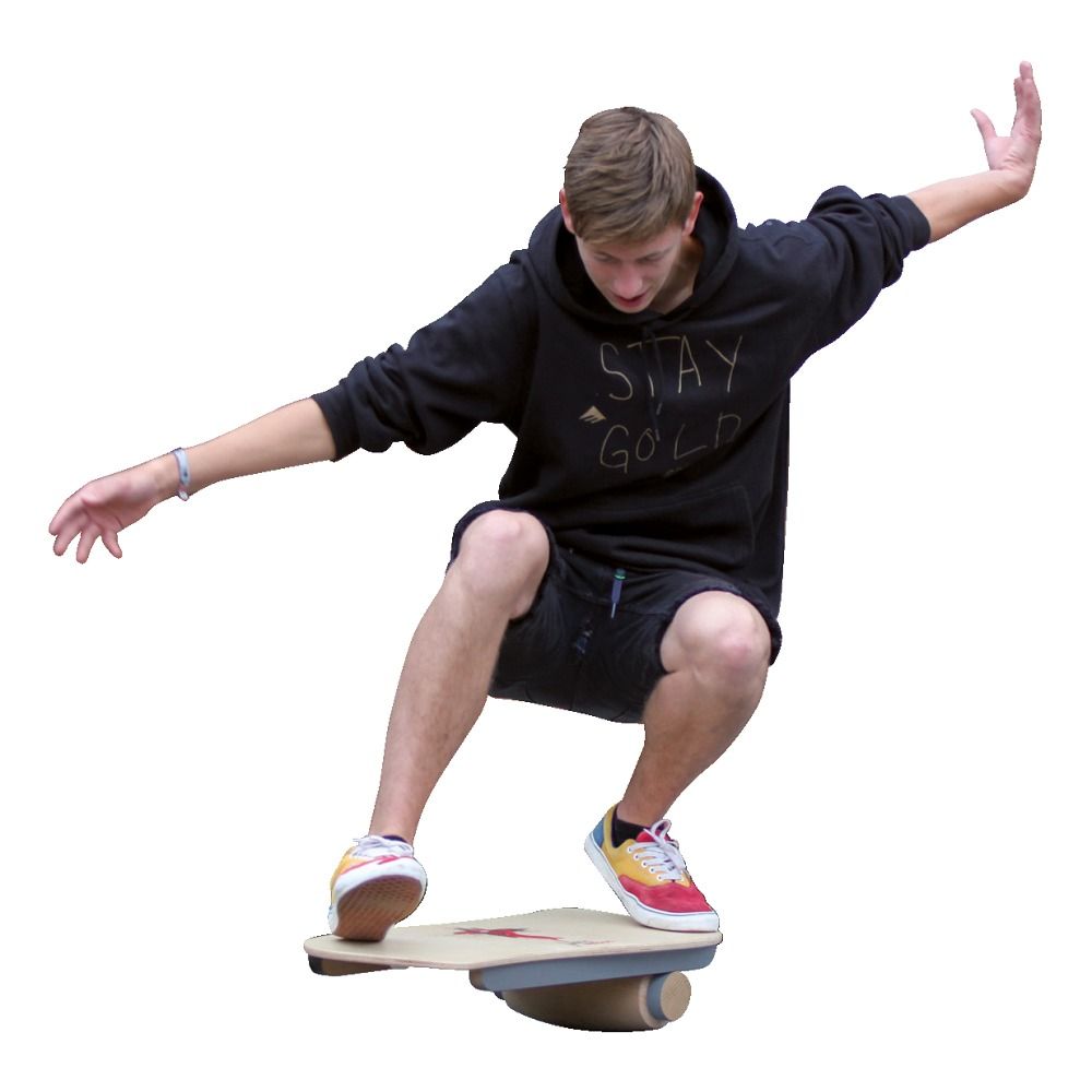 Mann balanciert auf einem Balance Board. Das Board liegt auf einer Rolle. Der Mann hat die Arme ausgebreitet.