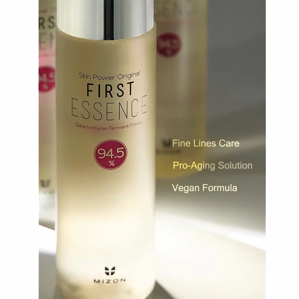 Flasche mit Aufschrift: FIRST ESSENCE, 94,5%. Zusätzliche Texte: Fine Lines Care, Pro-Aging Solution, Vegan Formula.