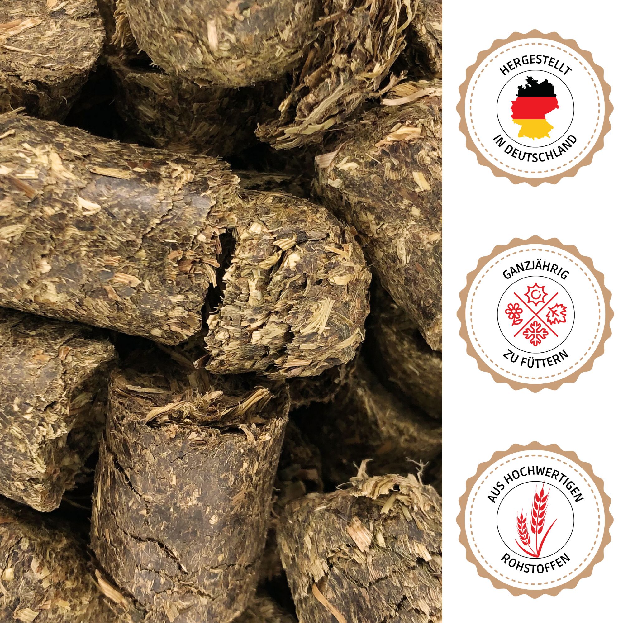 Nahaufnahme von Heucobs-Pellets. Drei Siegel: Hergestellt in Deutschland, ganzjährig zu füttern, aus hochwertigen Rohstoffen.