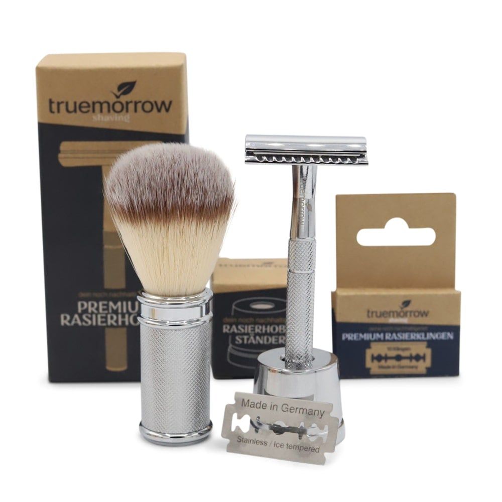Rasierhobel-Set mit Rasierhobel, Pinsel, Ständer, Klingen und Verpackung. Chromfarben. Marke: truemorrow.