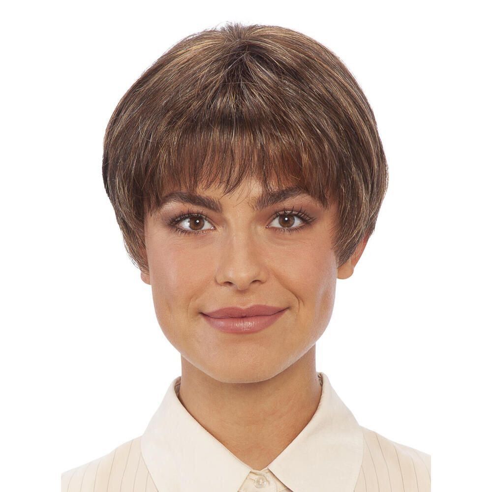 Kurzhaarperücke mit Pony. Braun mit helleren Strähnen. Frontale Ansicht einer Frau.