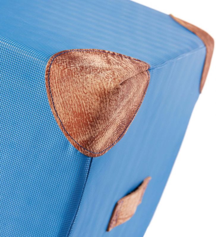 Detailansicht: Blauer Würfel mit braunen Eckverstärkungen.