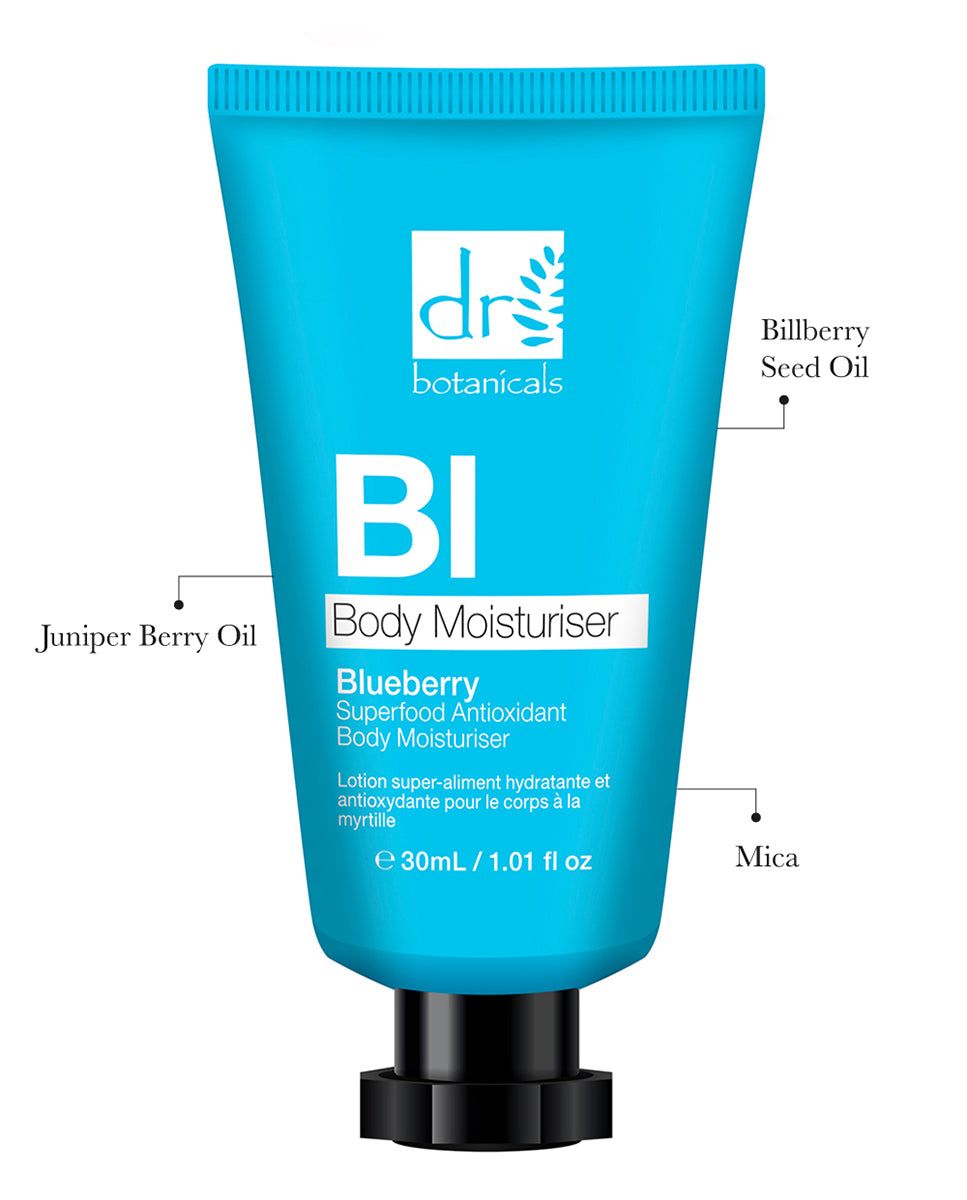 Blaue Tube mit Produktaufschrift. Text: Blueberry Superfood Antioxidant Body Moisturiser. Logo: Dr Botanicals. Inhaltsstoffe: Juniper Berry Oil, Mica.
