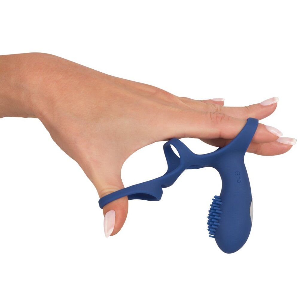 Blauer Ring mit Noppen, gehalten von einer Hand. Für den Intimbereich.