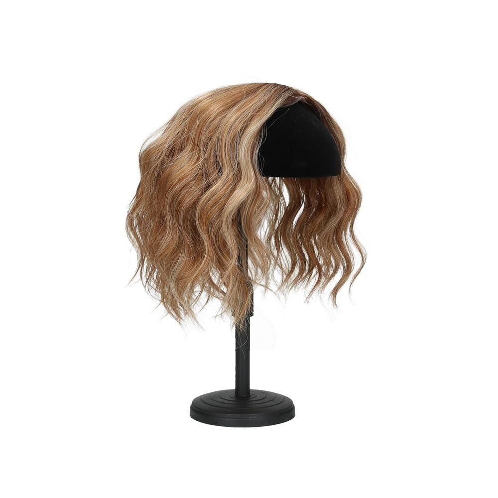Haarteil mit gewelltem Haar, auf einem schwarzen Ständer. Blonde und braune Farbtöne.