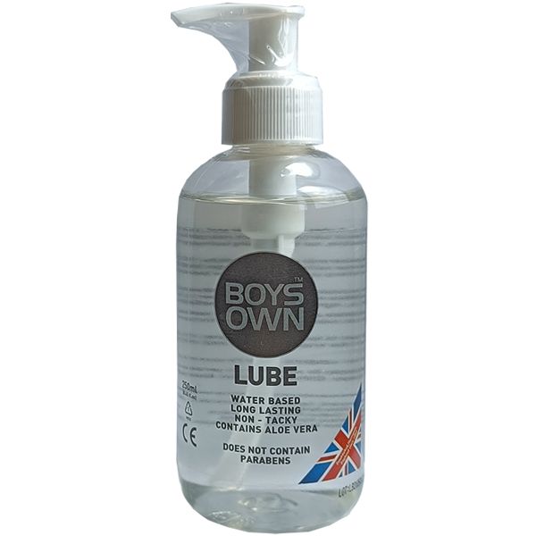 Klare Flüssigkeit in einer Flasche mit Pumpverschluss. Aufschrift: BOYS OWN LUBE, Wasserbasis, langanhaltend, ohne Kleben, enthält Aloe Vera, ohne Parabene.