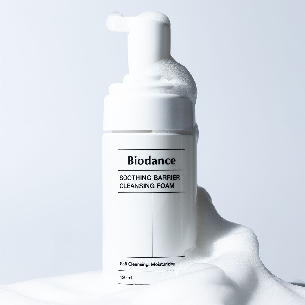 Flasche Soothing Barrier Cleansing Foam mit überschüssigem Schaum.