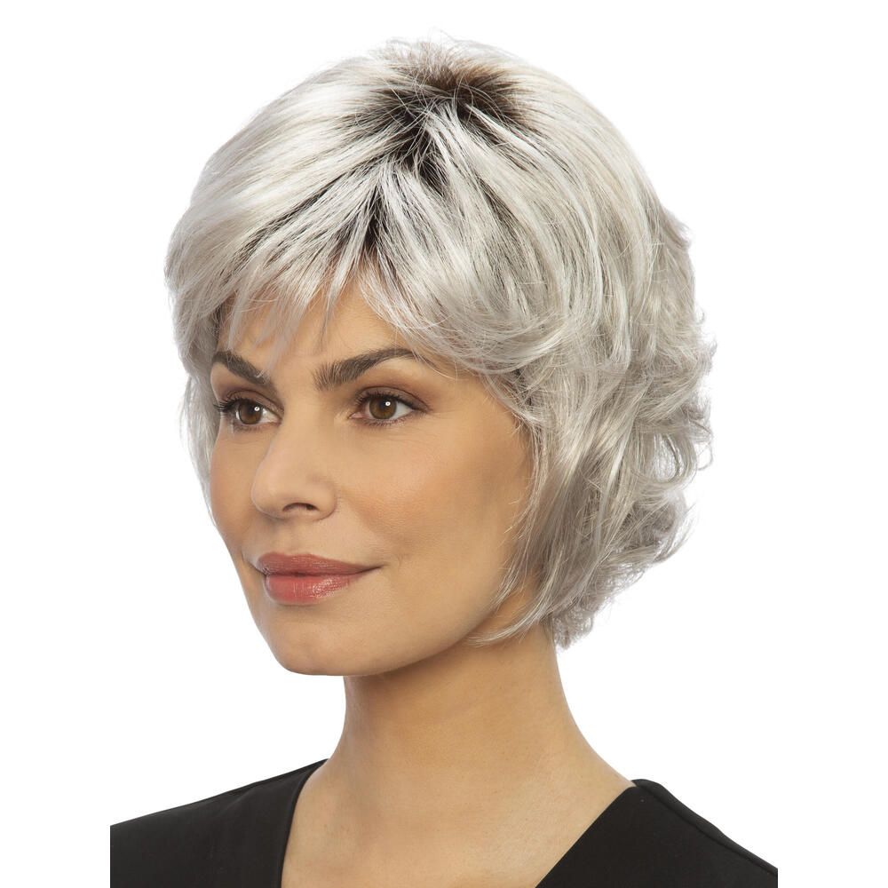 Perücke mit kurzem, grauem Haar und Pony. Seitenansicht einer Frau.