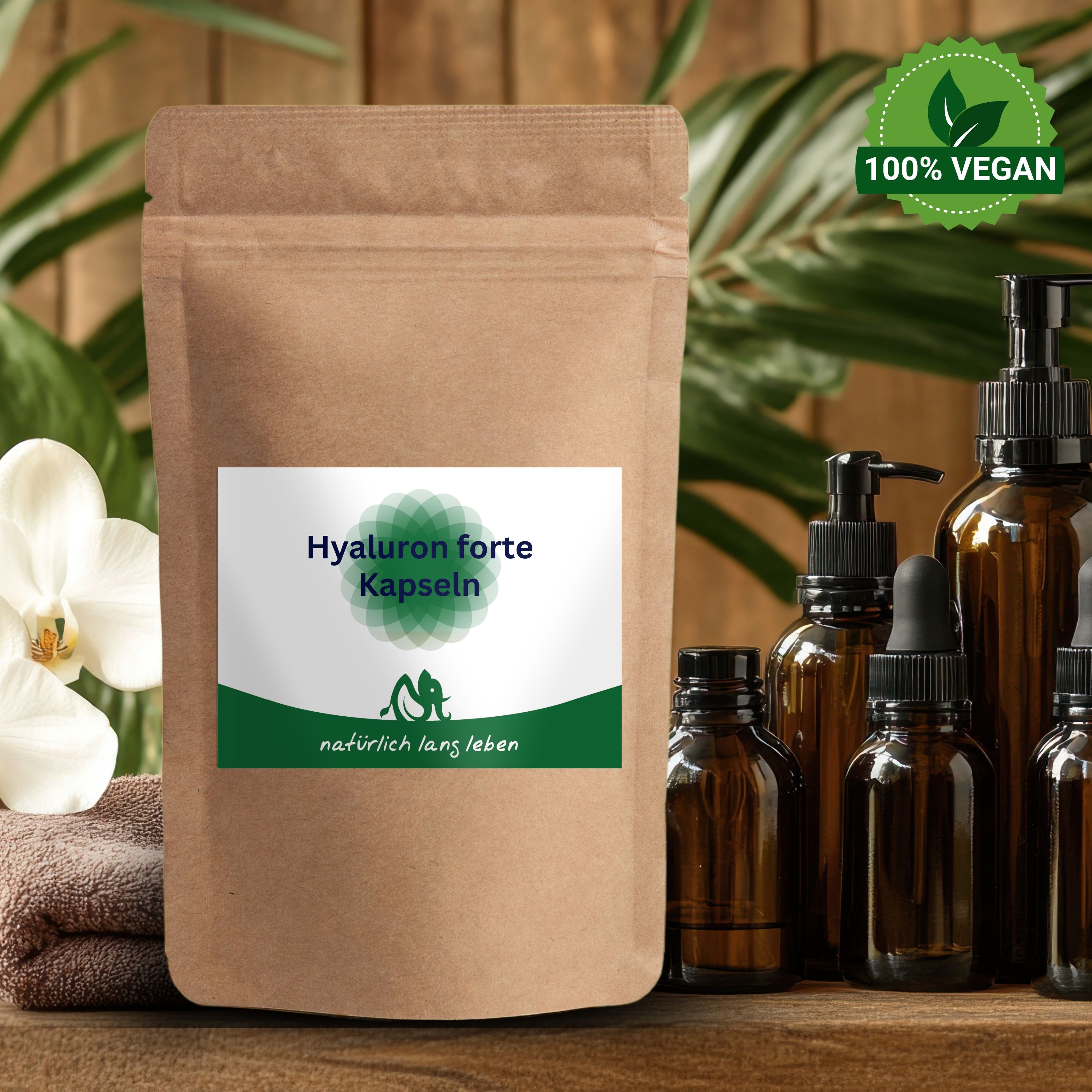 Braune Tüte mit Etikett. Aufschrift: Hyaluron forte Kapseln, natürlich lang leben. Grünes Logo. 100% Vegan-Siegel.