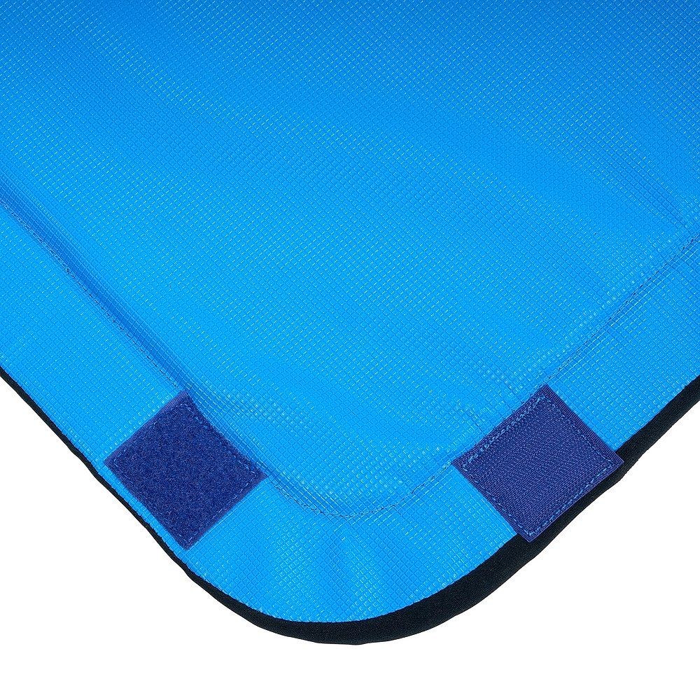 Nahaufnahme der Ecke einer blauen Auflagematte. Schwarzer Rand, Klettverschluss.