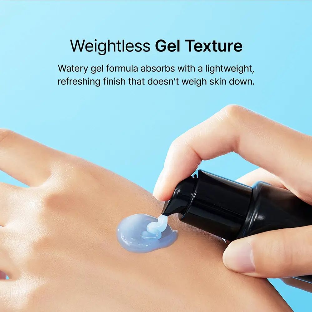 Hand mit Produkt. Blaue Creme wird aus Tube gedrückt. Text: 'Weightless Gel Texture'. Hellblauer Hintergrund.