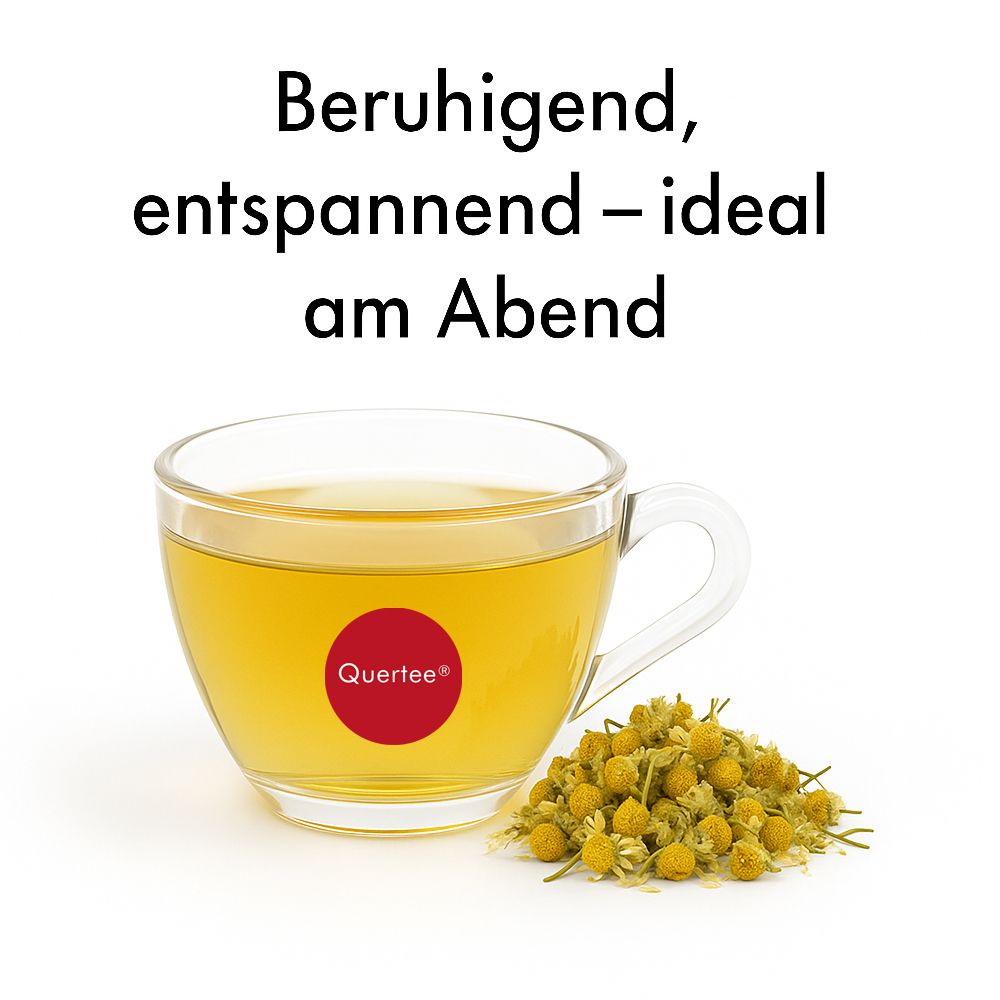 Glas mit Tee und Kamillenblüten daneben. Aufdruck: Quertee®. Text: Beruhigend, entspannend – ideal am Abend.