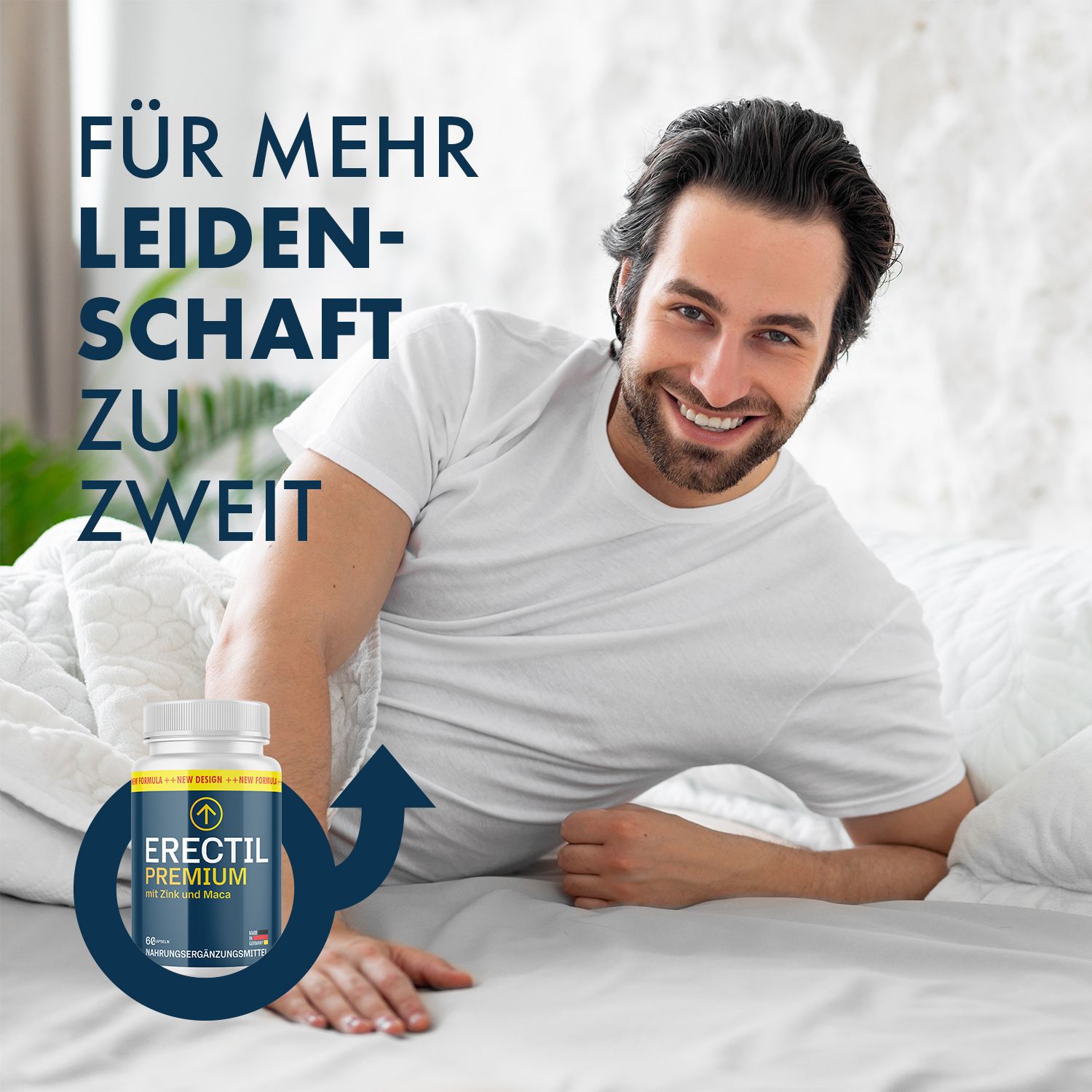 Mann im Bett, neben ihm Flasche ERECTIL PREMIUM. Aufschrift: ERECTIL PREMIUM mit Zink und Maca. Blauer Pfeil und Männlichkeits-Symbol.