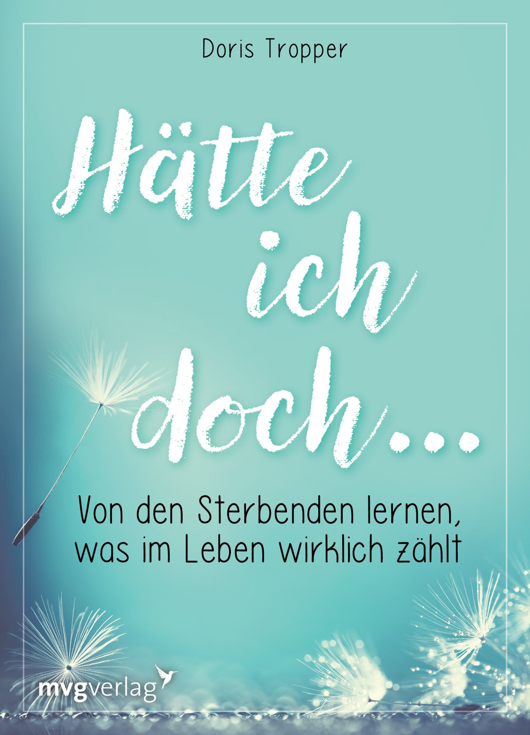 Buchcover mit Titel "Hätte ich doch...". Autorin: Doris Tropper. Auf türkisblauem Hintergrund. Verlag: mvgverlag.