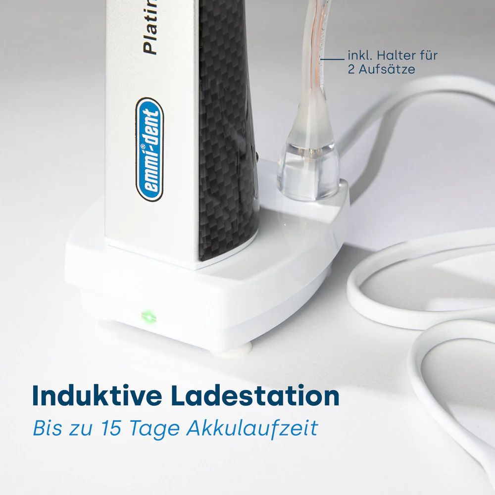 Induktive Ladestation. Text: Bis zu 15 Tage Akkulaufzeit. Zahnbürste mit Carbon-Design auf der Ladestation.