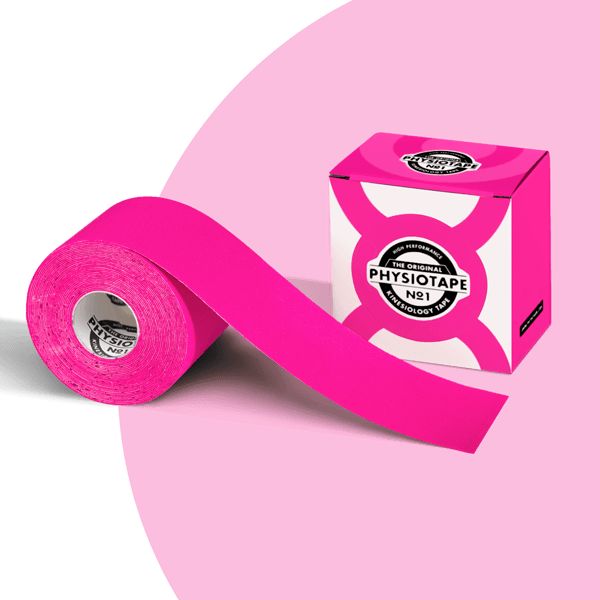 Rolle pinkfarbenes Kinesiotape und Verpackung. Aufdruck: PhysioTape No.1. Weißer Hintergrund.