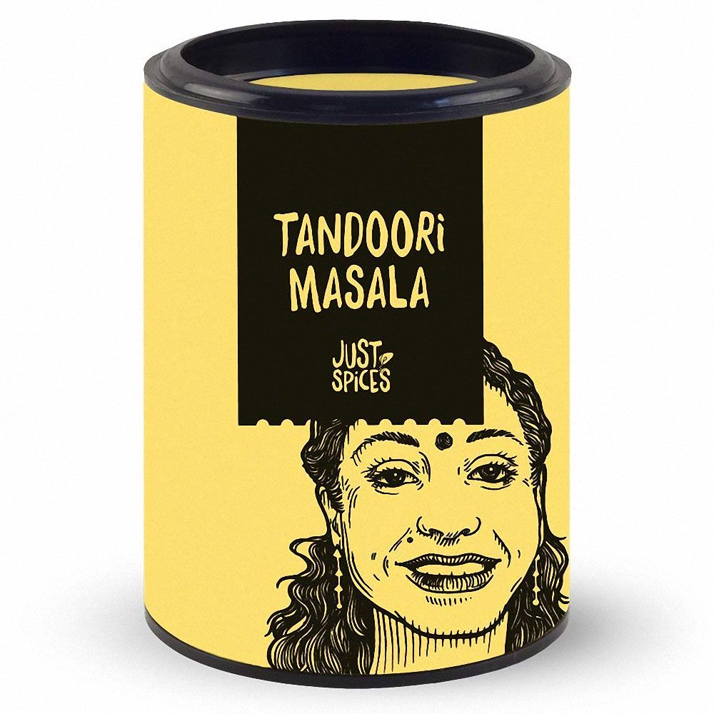 Zylindrische Gewürzverpackung mit schwarzem Deckel. Aufschrift: Tandoori Masala, Just Spices. Gelber Hintergrund mit Illustration einer Frau.