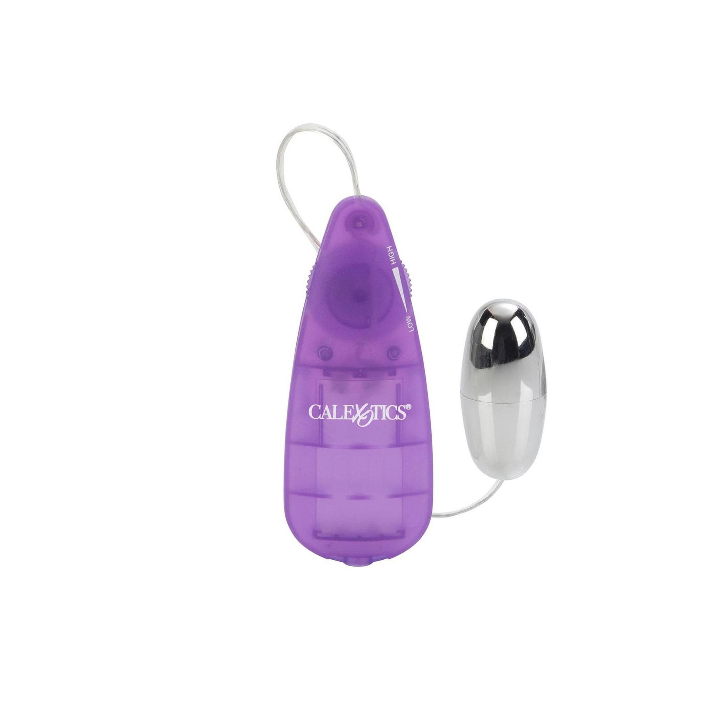 Ein violetter Vibrator mit Kugel und dem Markennamen CALEXOTICS.