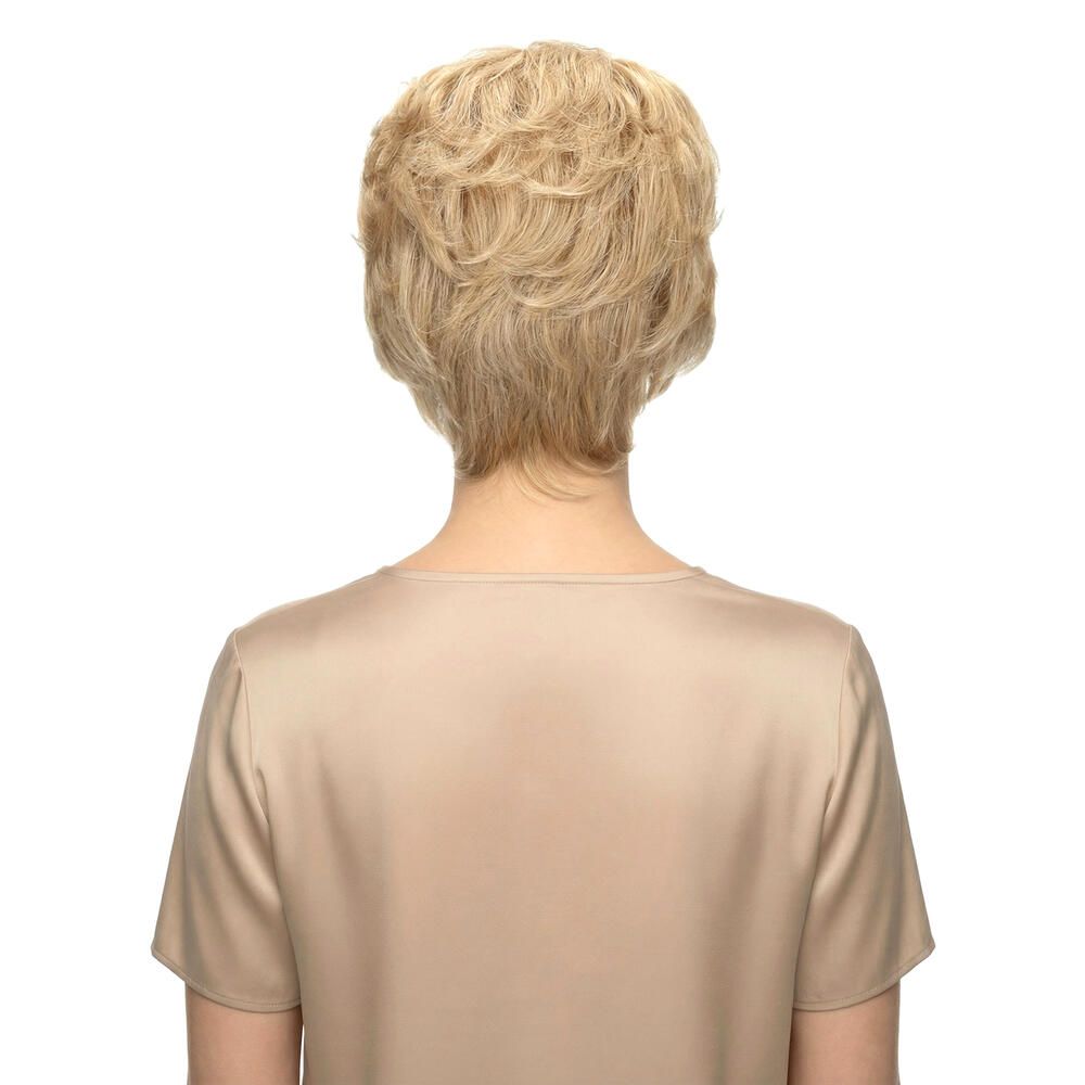 Blonde Perücke, kurze Frisur. Rückansicht einer Frau mit beigem Oberteil.