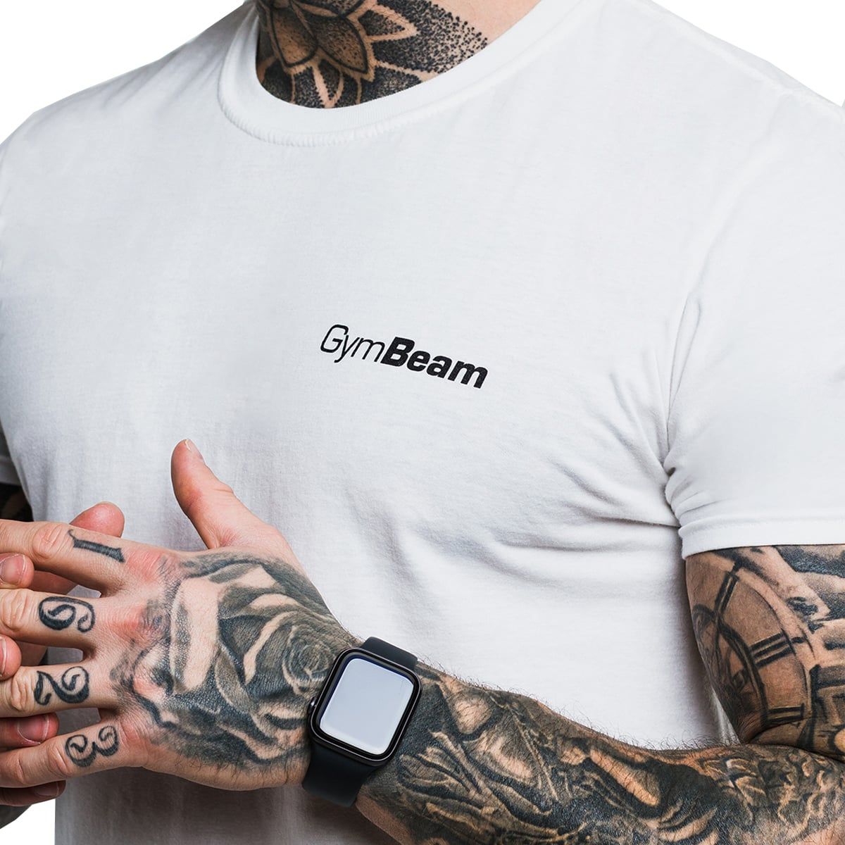 Weißes T-Shirt mit kleinem schwarzen GymBeam-Logo auf der Brust. Kurze Ärmel, Rundhalsausschnitt.