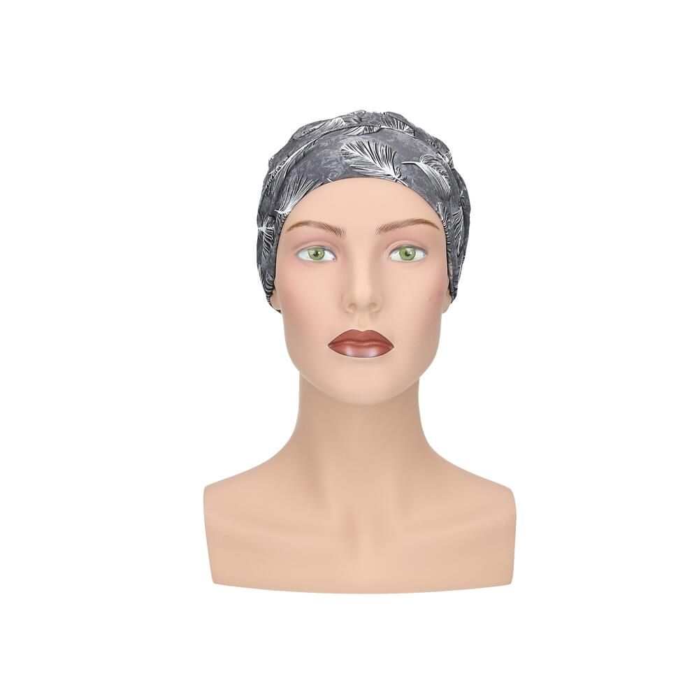 Grauer Turban mit Feder-Muster auf einer Schaufensterpuppe. Frontansicht.