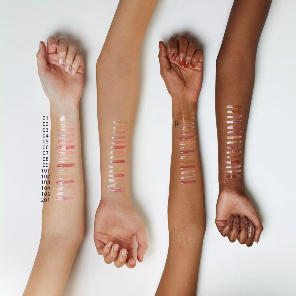 Arme mit verschiedenen Hauttönen zeigen Lipgloss-Farben. Nummerierte Swatches. Produktname oder Marke nicht sichtbar.
