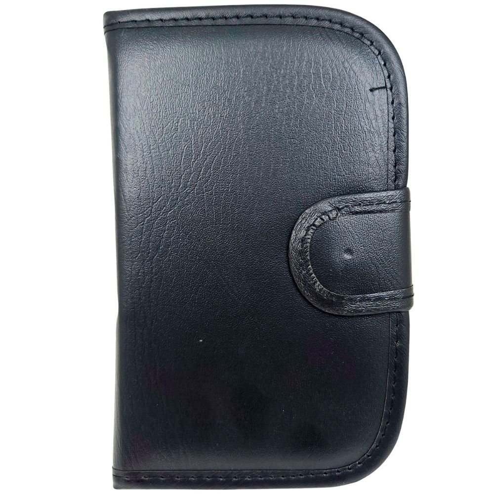 Geschlossenes schwarzes Etui mit Schnappverschluss. Abgerundete Form. Schwarzes Kunstleder.