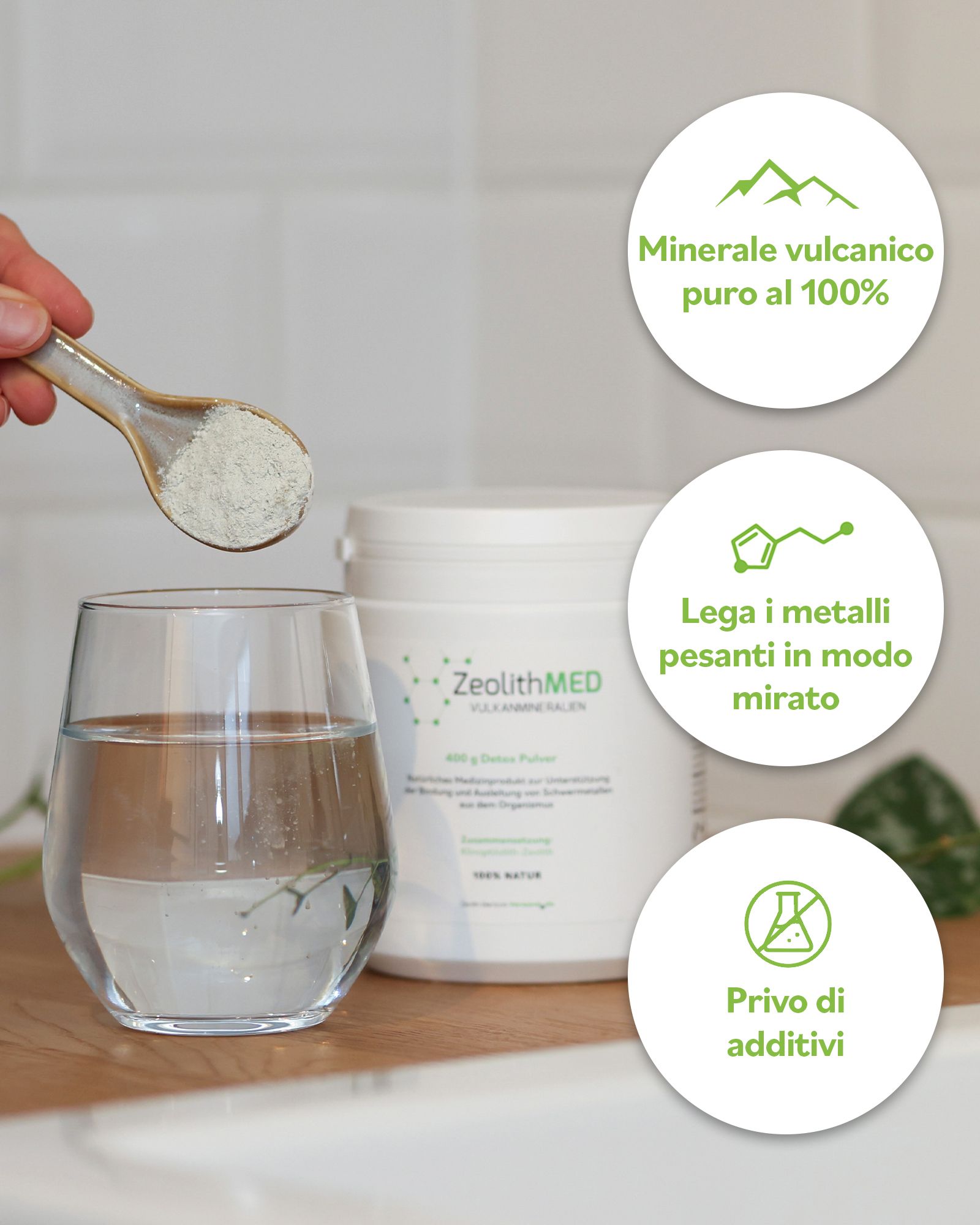 Un bicchiere d'acqua, un barattolo di ZeolithMED e una piccola ciotola con polvere. Grafici che mostrano: minerale vulcanico puro al 100%, lega i metalli pesanti in modo mirato, senza additivi.