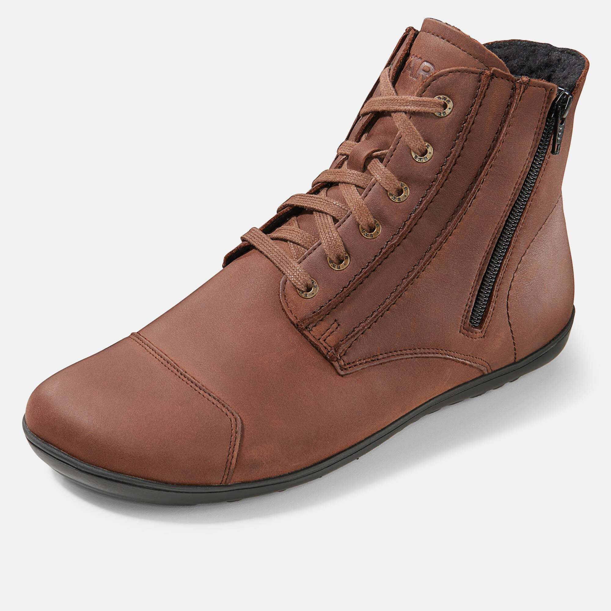 Braune Lederstiefelette für Herren, schräg von vorne mit Schnürung und Reißverschluss.