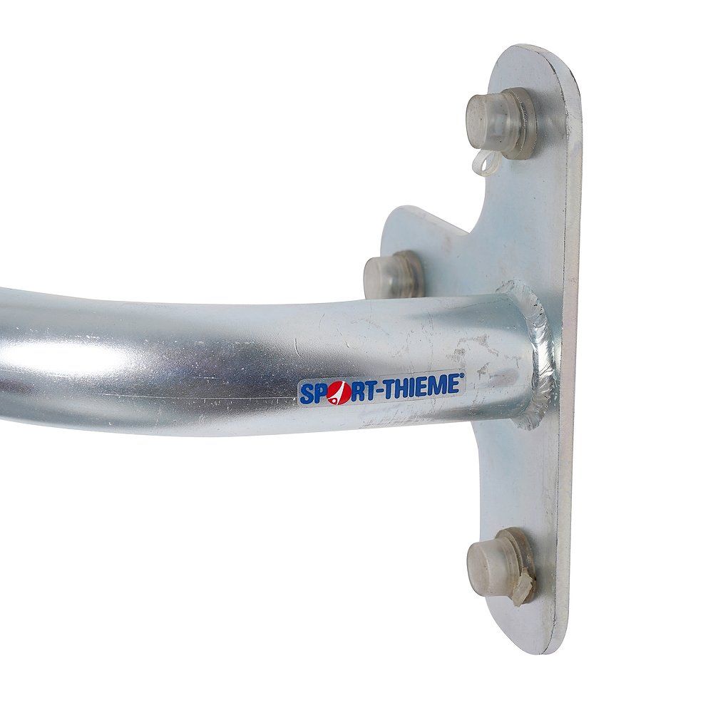 Metallene Klimmzugstange mit "SPORT-THIEME" Logo, an Wandhalterung befestigt.