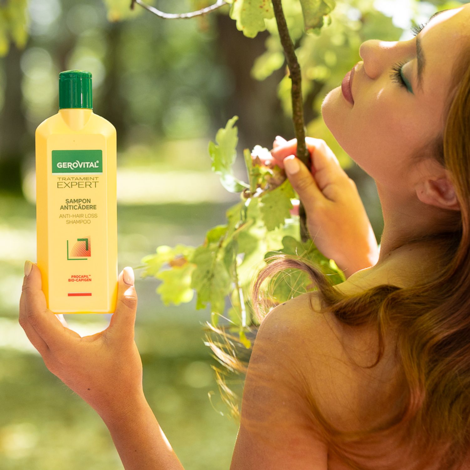 Frau hält Shampoo-Flasche. Text: Gerovital, Tratament Expert, Sampon Anticadere, Anti-Hair Loss Shampoo.