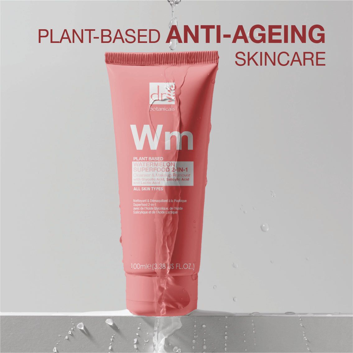 Rosa Tube mit "dr botanicals"-Logo und "Wm Cleanser". Aufschrift: "Watermelon Superfood 2-in-1". Wasser fließt über die Tube.