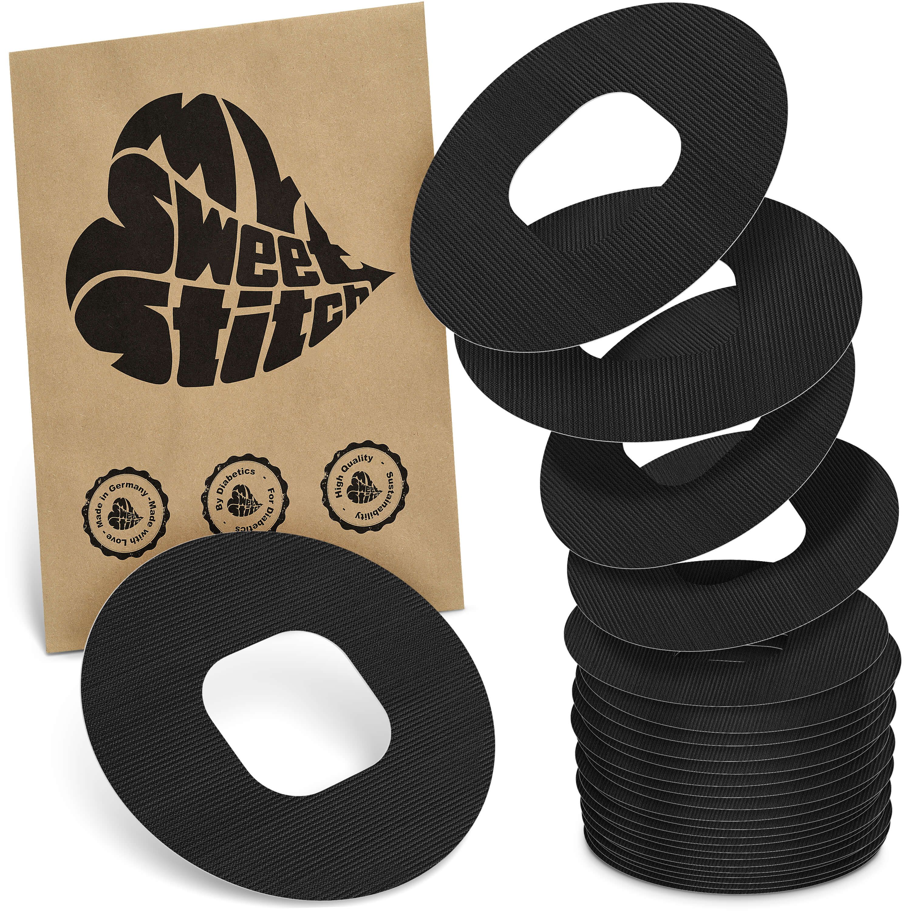 Schwarze, runde Ringpflaster mit Loch in der Mitte. Verpackung mit Logo und Qualitätssiegeln. Stapel von Pflastern.