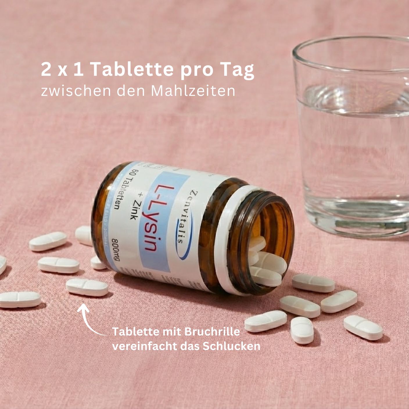 Braune Flasche mit Tabletten und Glas Wasser. Aufschrift: L-Lysin + Zink, 60 Tabletten, 800mg. Text: 2 x 1 Tablette pro Tag.