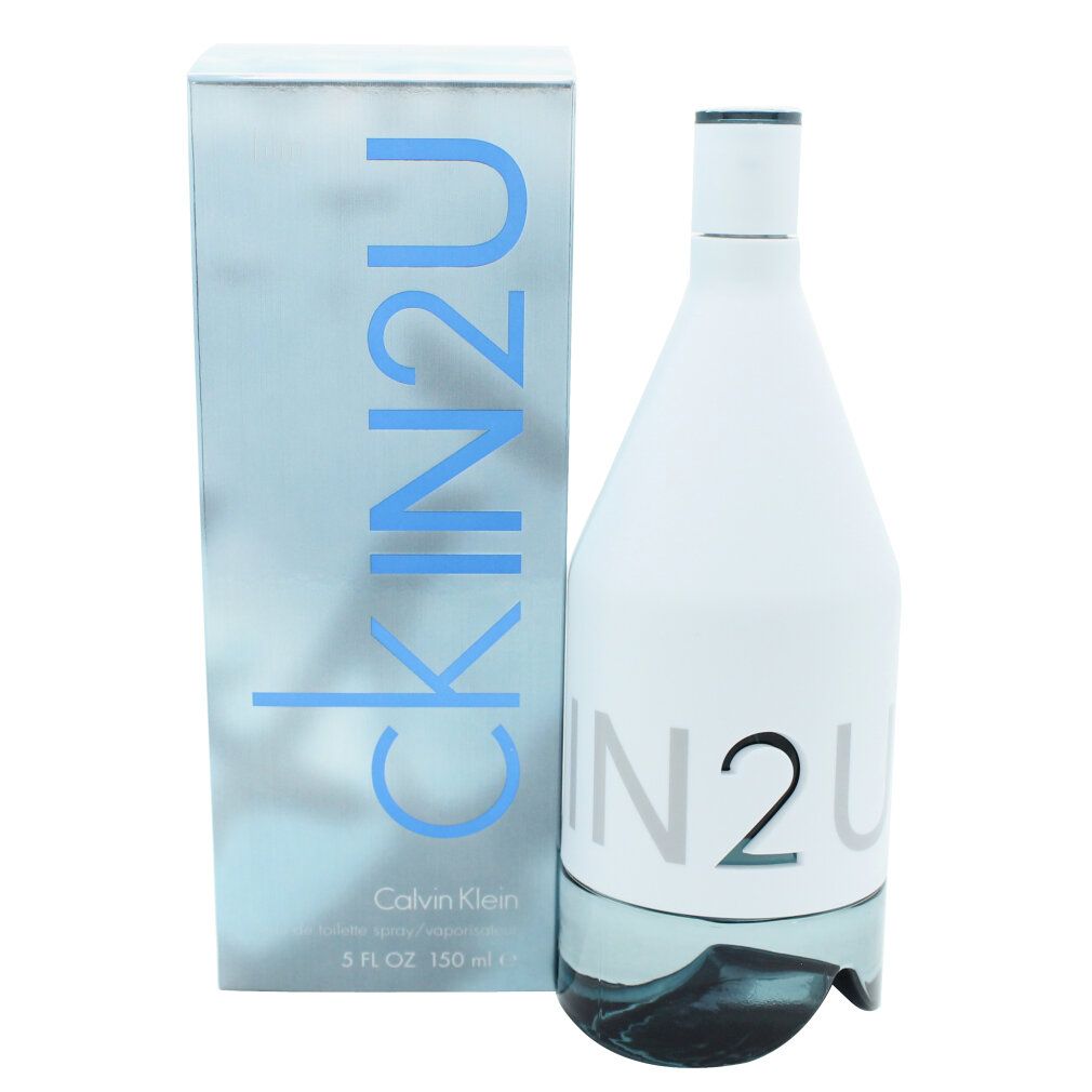 Calvin Klein IN2U Flakon und Verpackung. Weißes Flakon mit blauem Boden, silberne Verpackung mit blauem Schriftzug.