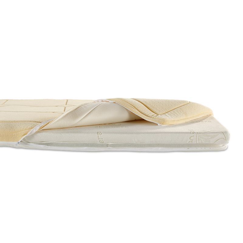 Matratzenauflage, beige, mit abnehmbarem Bezug. Der Bezug ist teilweise geöffnet und zeigt die darunterliegende Schicht.