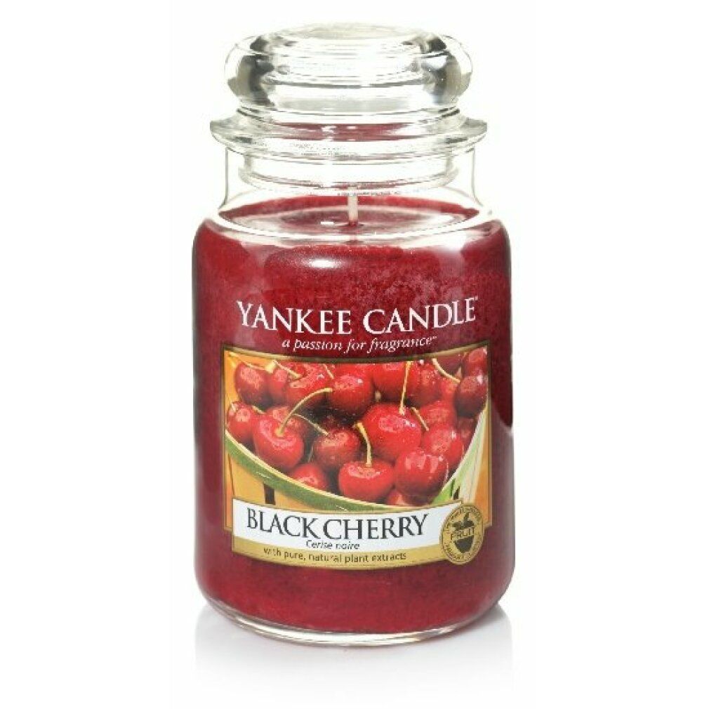 Yankee Candle Duftkerze Schwarze Kirsche. Glasbehälter mit Deckel. Etikett mit Kirschabbildung und Schriftzug.