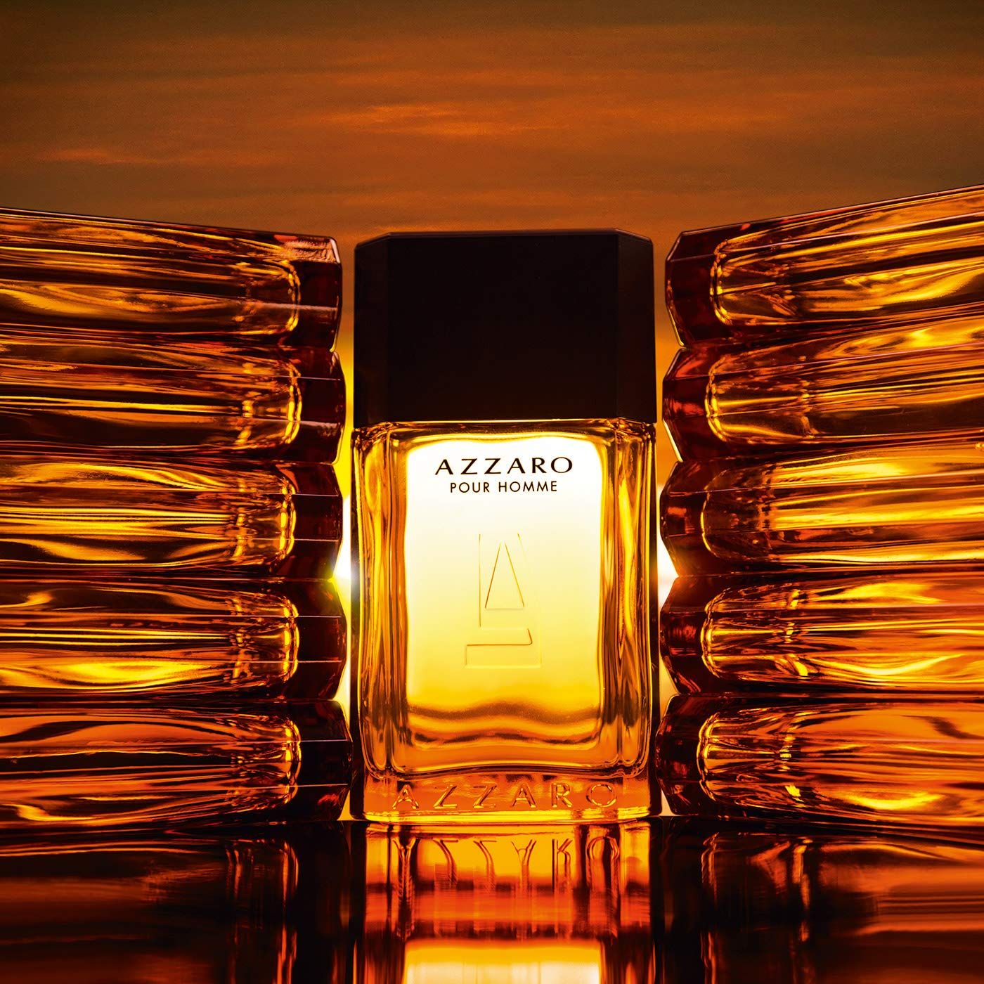 AZZARO POUR HOMME Flakon. Rechteckiger Flakon mit schwarzem Deckel. Logo und Schriftzug AZZARO.