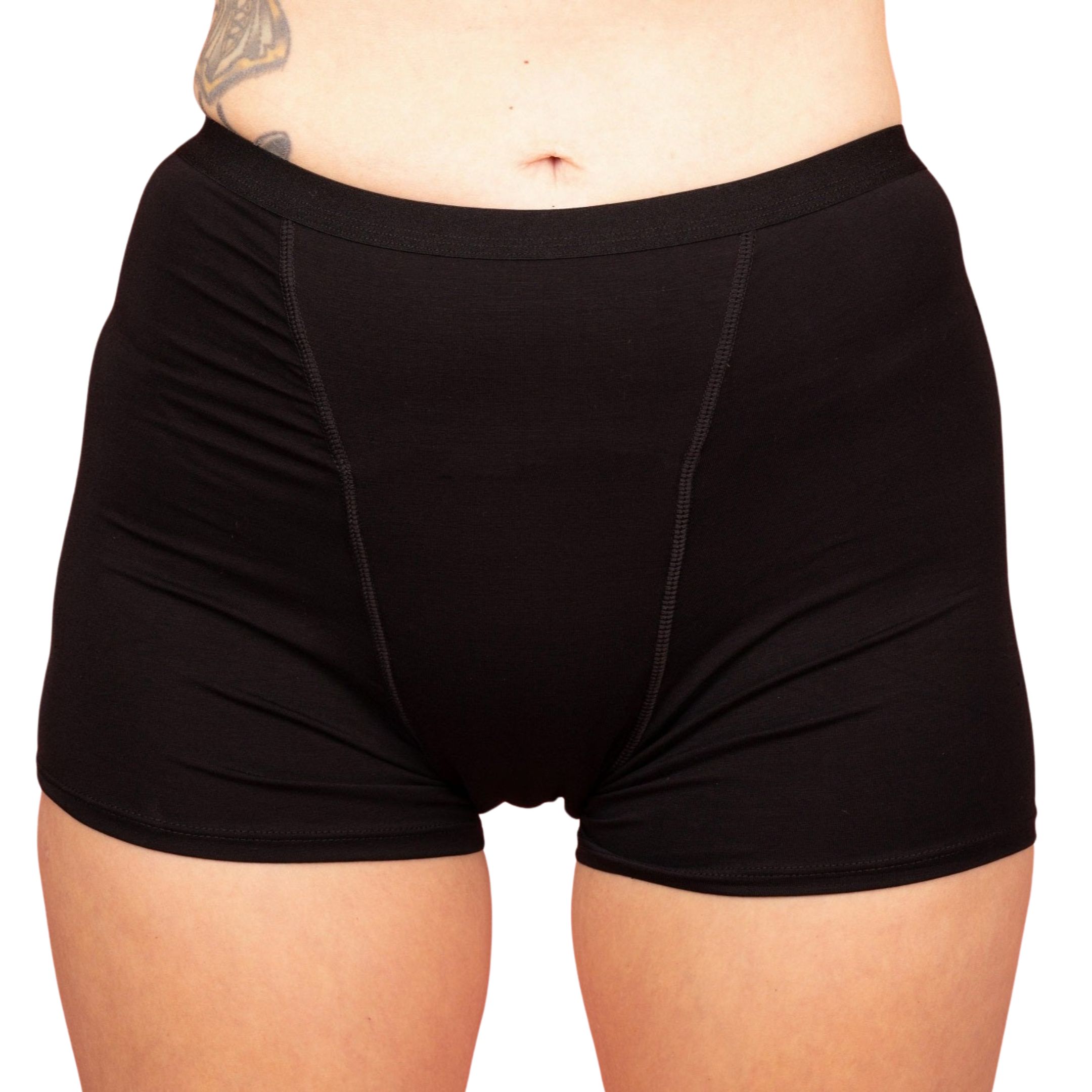 Schwarze Boxershorts. Frontale Nahaufnahme. Nahtdetails. Gezeigt an einer Person mit Tätowierung.