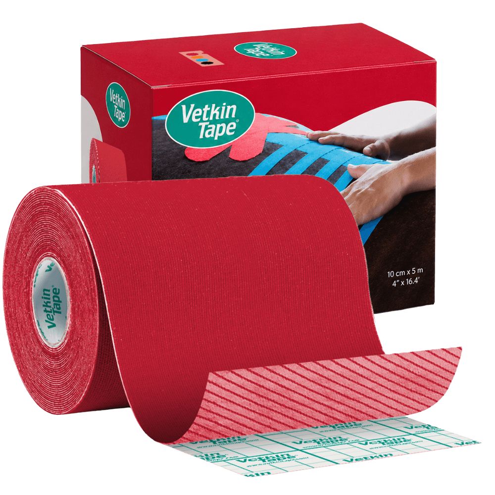 Rote Kinesiotape-Rolle mit Verpackung. Zeigt eine Hand, die das Band auf ein Pferd legt.